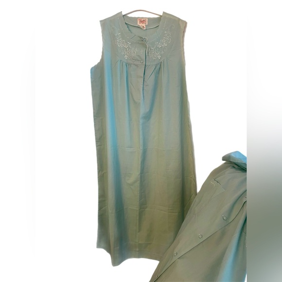 VTG Still NEW 2 pc. Maxi 1970s Embroidered Night gown set . - Picture 3 of 10